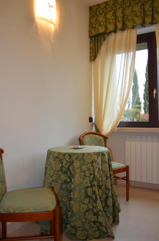 Hotel Olioso 페스키에라델가르다 객실 사진