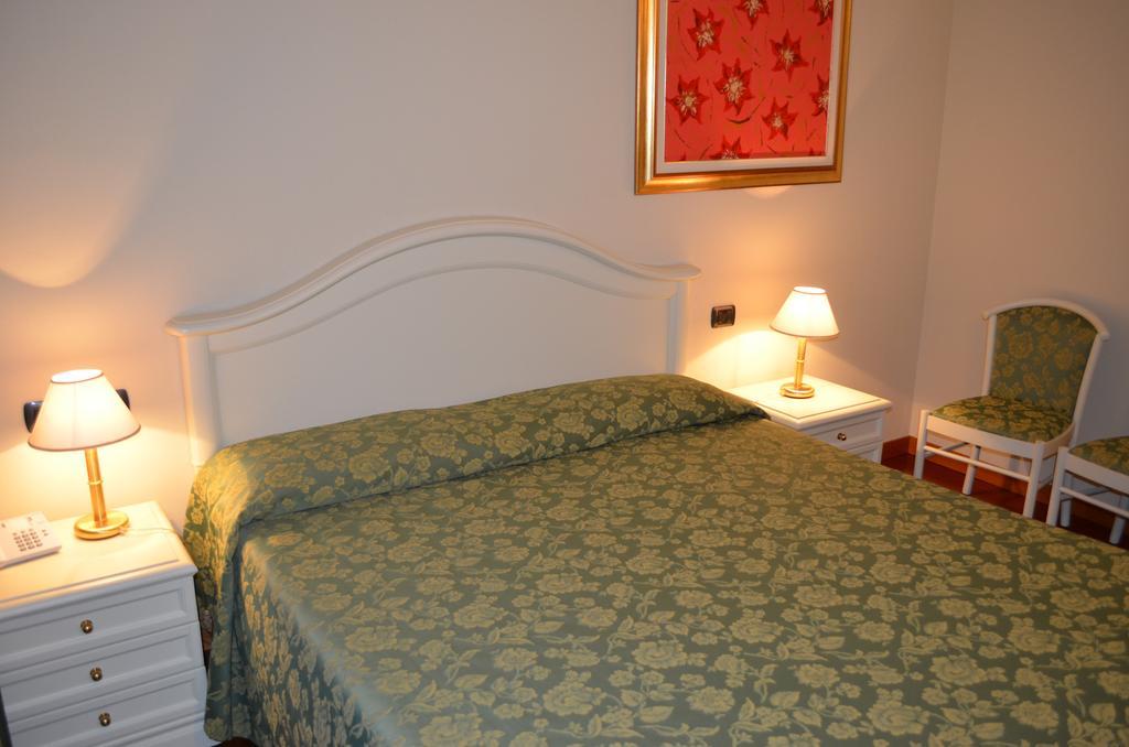 Hotel Olioso 페스키에라델가르다 외부 사진
